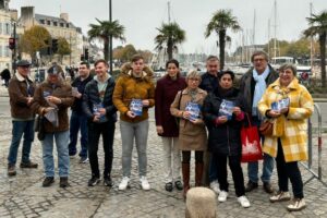 Distribution de tracts en centre ville de Vannes le 9 novembre.