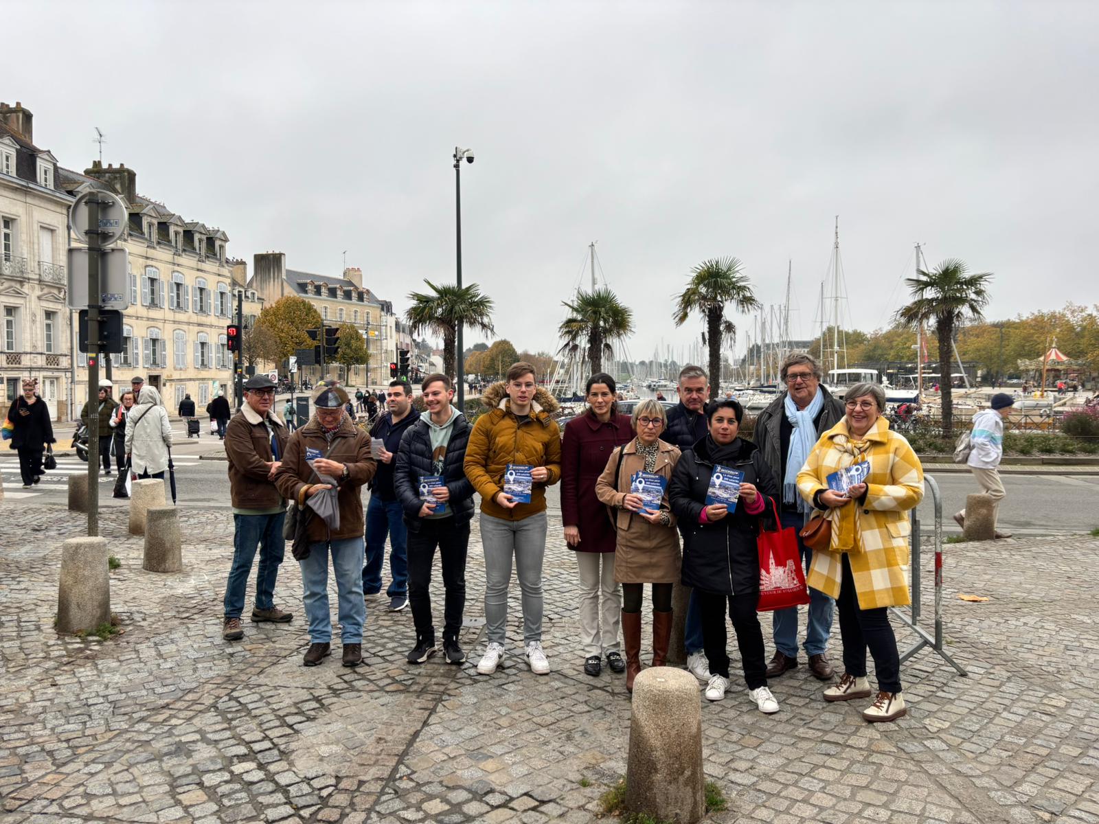 Distribution de tracts en centre ville de Vannes le 9 novembre.